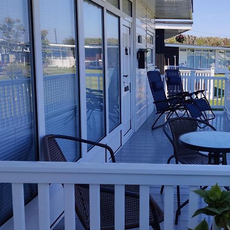 L&L'S Lodge, A Small But Perfectly Formed Chalet チャペル・セント・レオナルズ エクステリア 写真