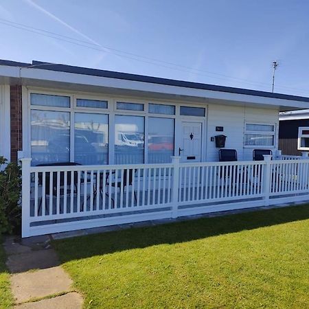 L&L'S Lodge, A Small But Perfectly Formed Chalet チャペル・セント・レオナルズ エクステリア 写真