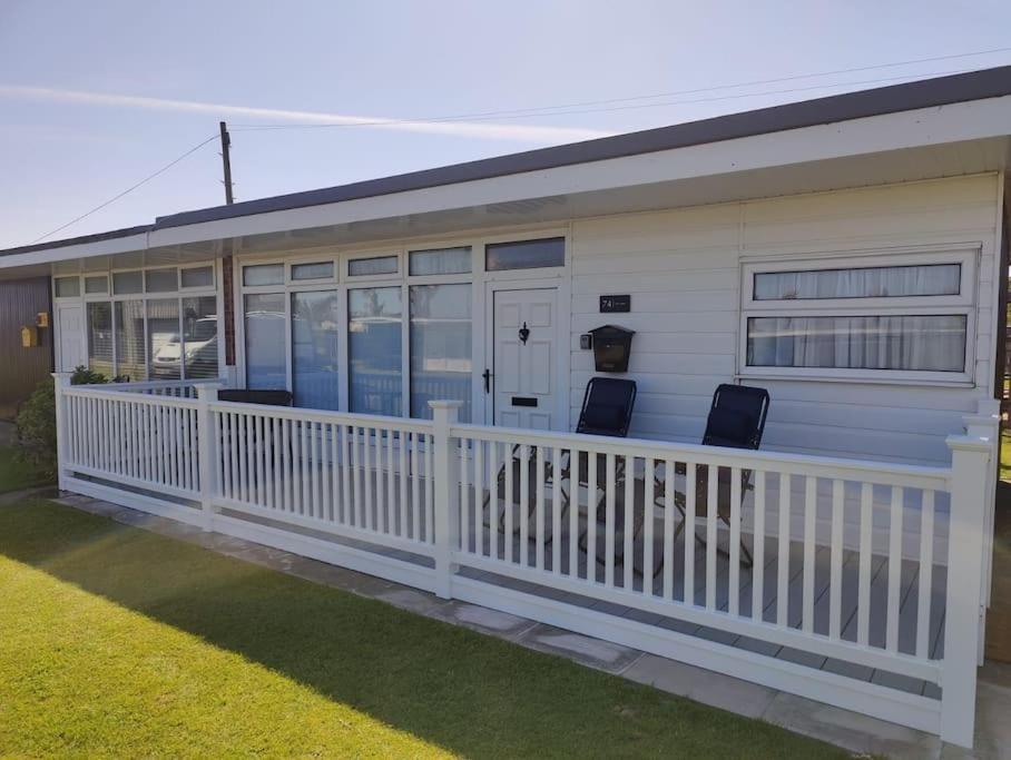 L&L'S Lodge, A Small But Perfectly Formed Chalet チャペル・セント・レオナルズ エクステリア 写真