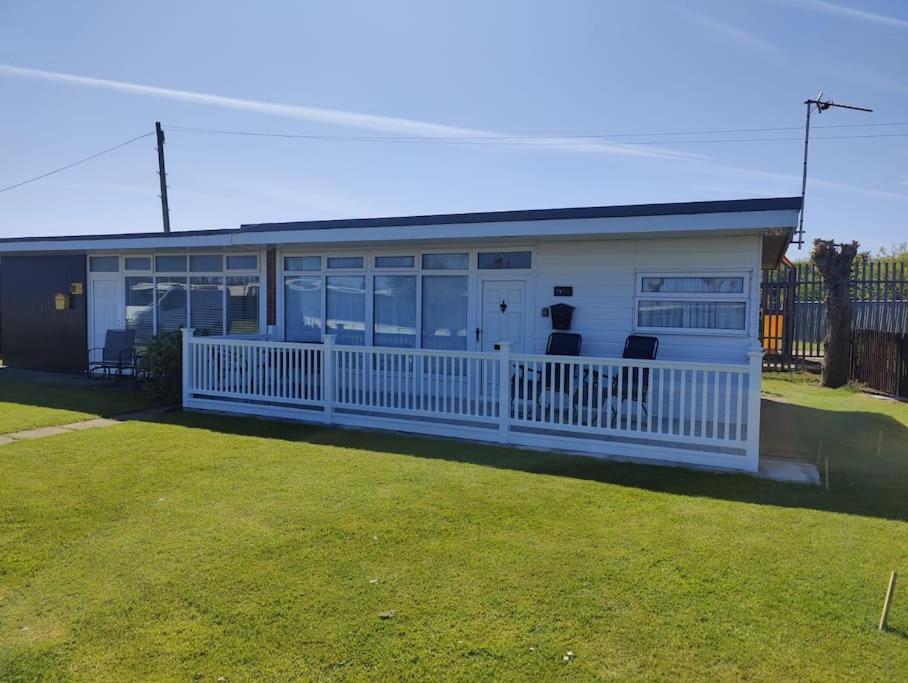 L&L'S Lodge, A Small But Perfectly Formed Chalet チャペル・セント・レオナルズ エクステリア 写真